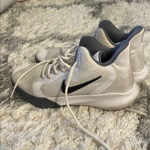 Basketball shoes